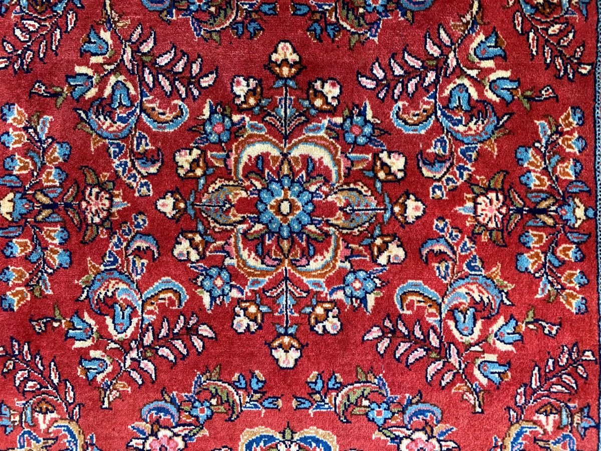 Fine Hand-Knotted Persian Sarouq Carpet