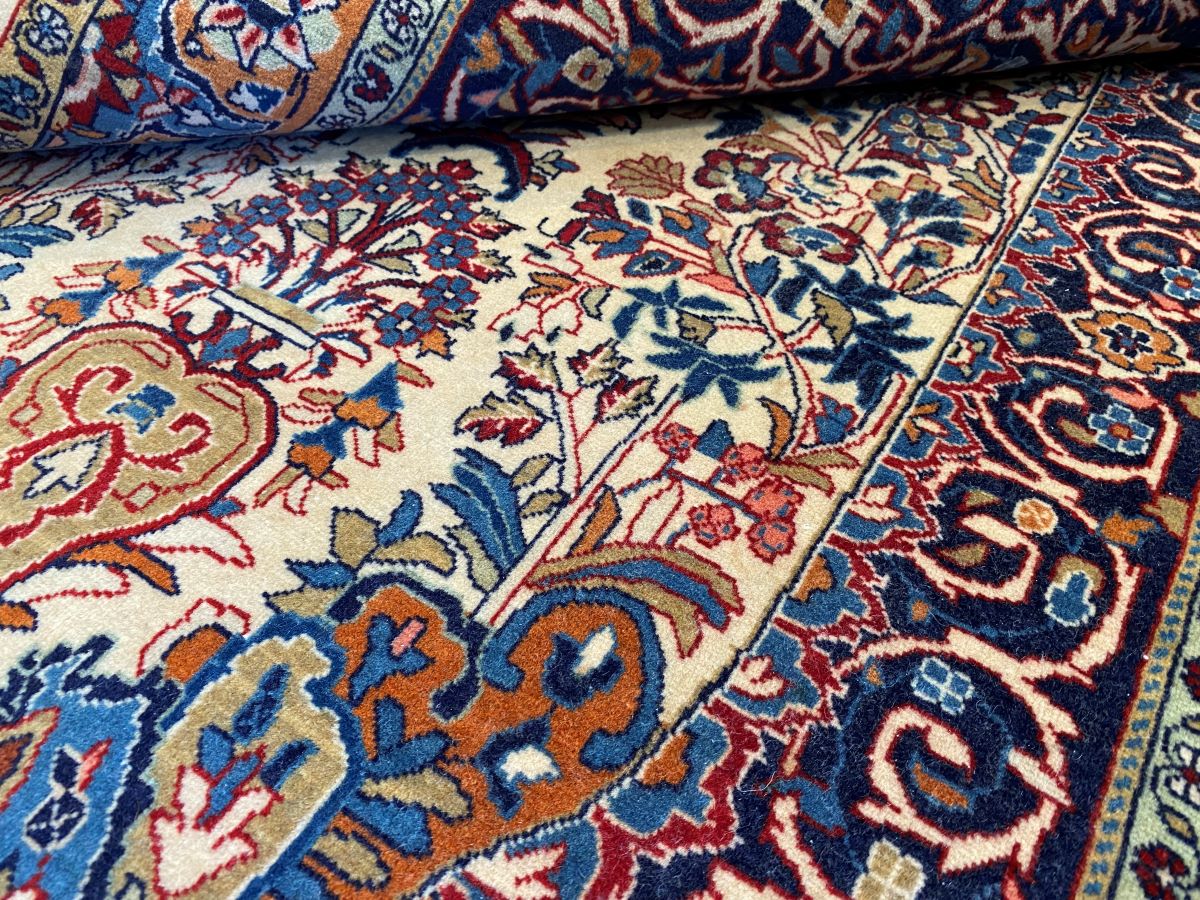 Fine Hand-Knotted Persian Sarouq Ghiasabad Carpet