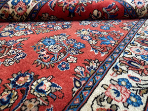 Fine Hand-Knotted Persian Sarouq Rug