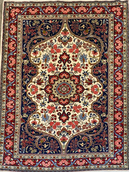 Fine Hand-Knotted Persian Bidjar Carpet