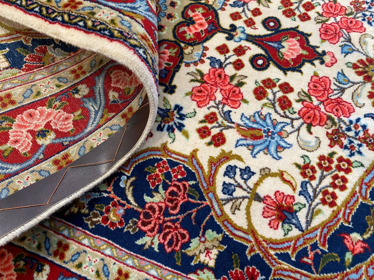 Fine Hand-Knotted Persian Bidjar Carpet