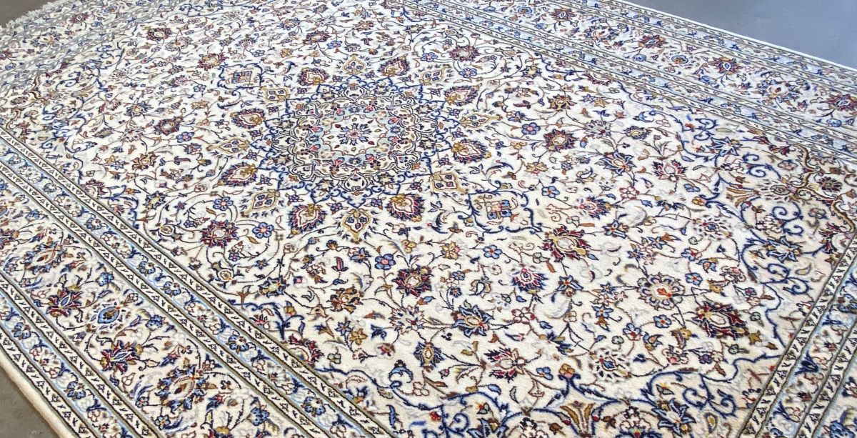 Fine Hand-Knotted Persian Kashan Carpet