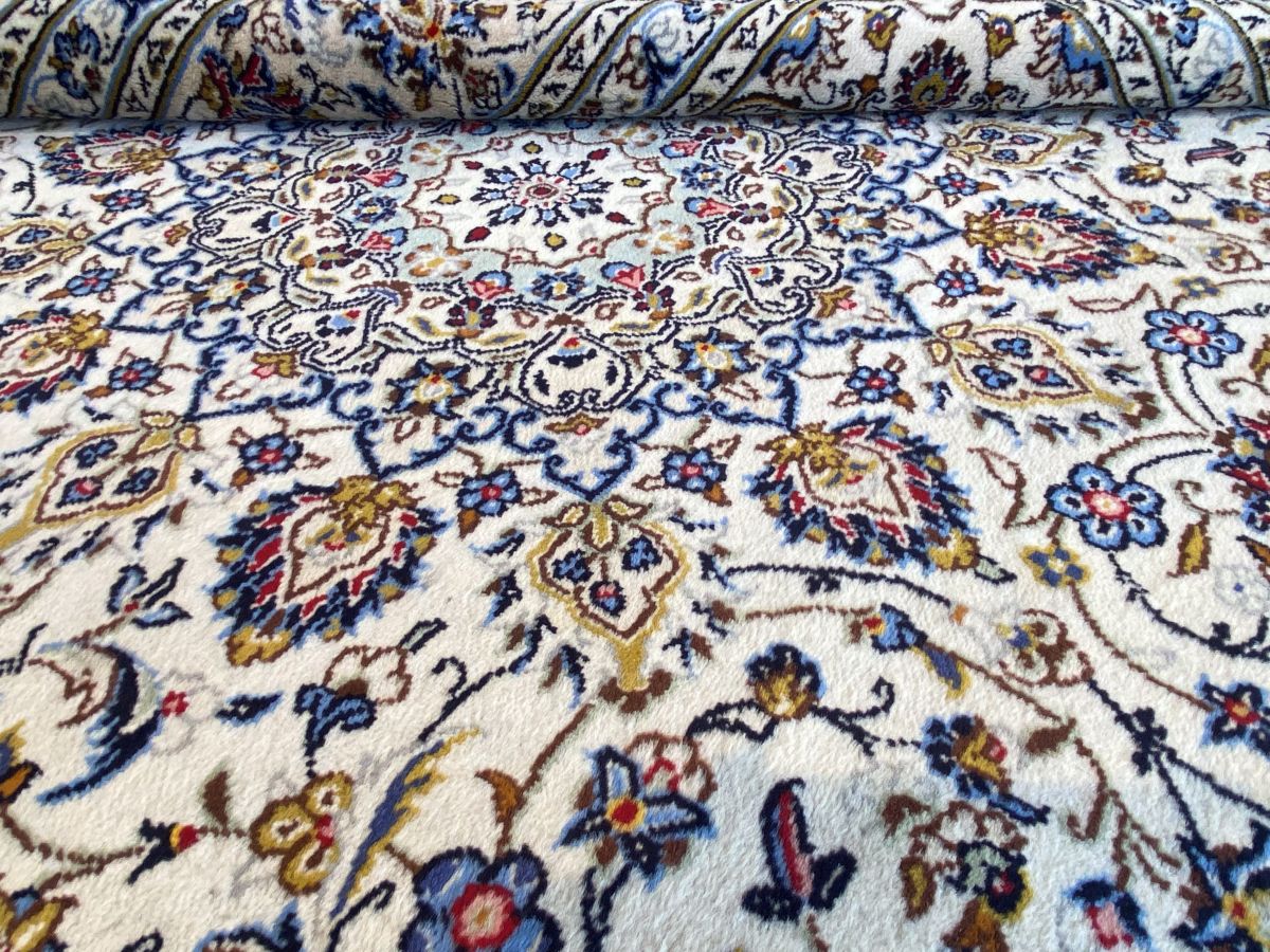 Fine Hand-Knotted Persian Kashan Carpet