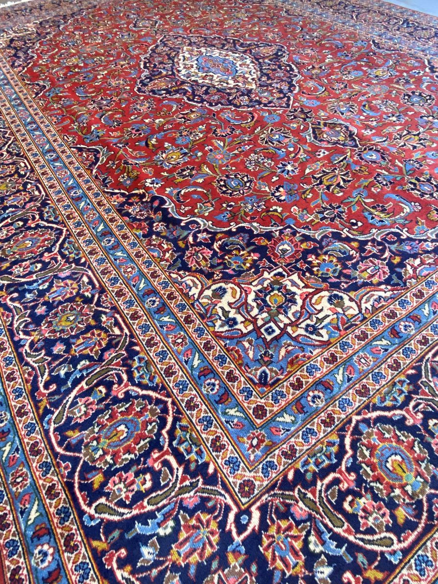 Fine Hand-Knotted Persian Kashan Carpet