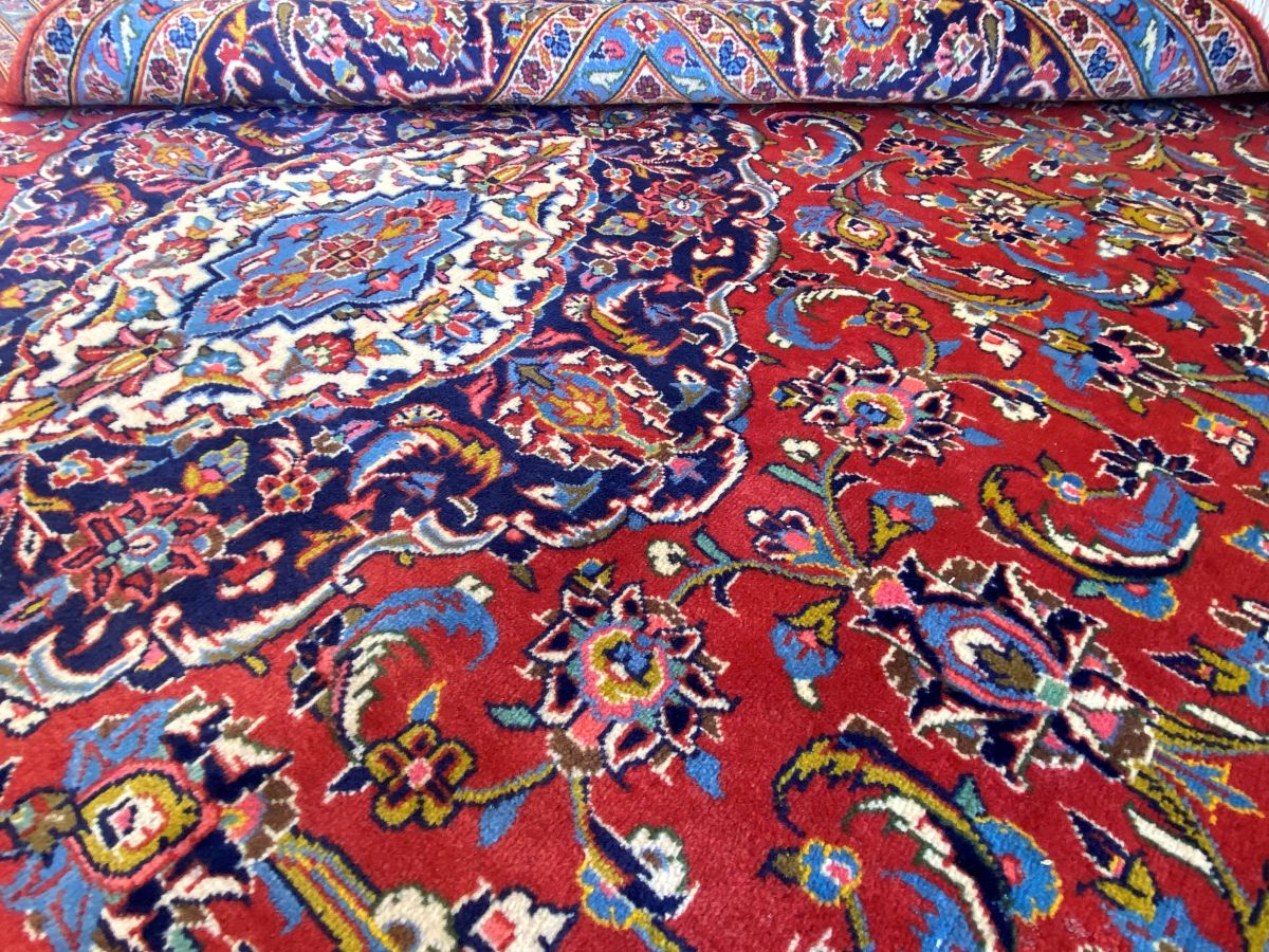 Fine Hand-Knotted Persian Kashan Carpet
