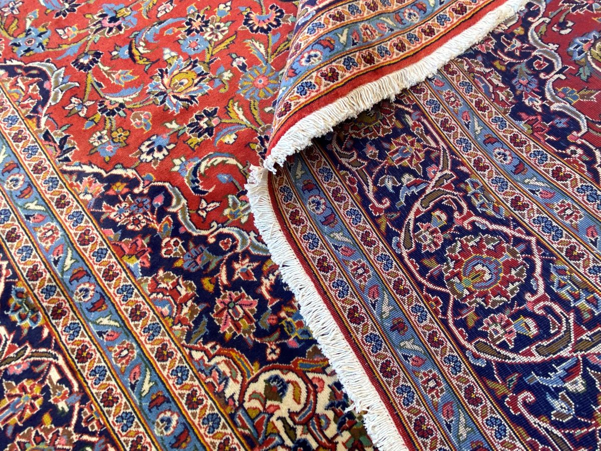 Fine Hand-Knotted Persian Kashan Carpet