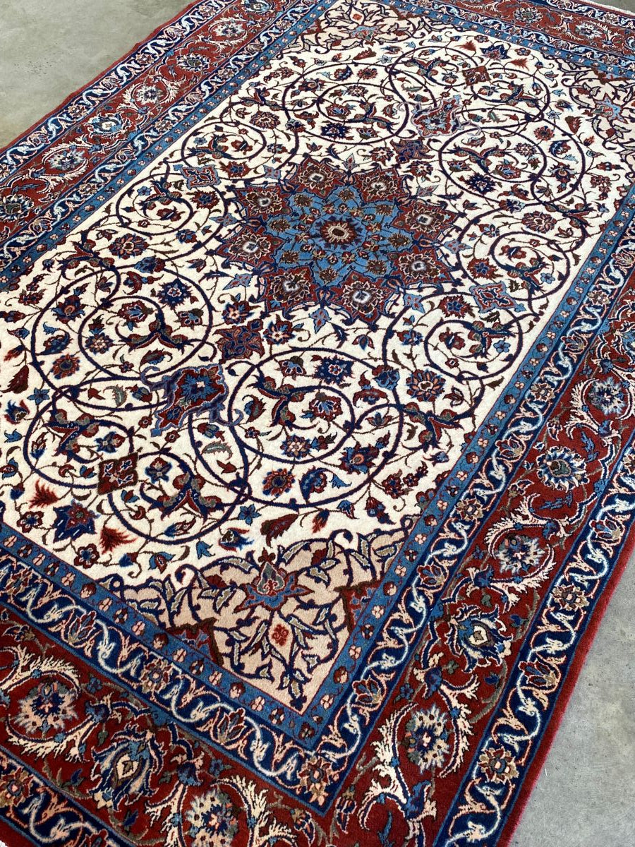 Fine Hand-Knotted Persian Isfahan Carpet