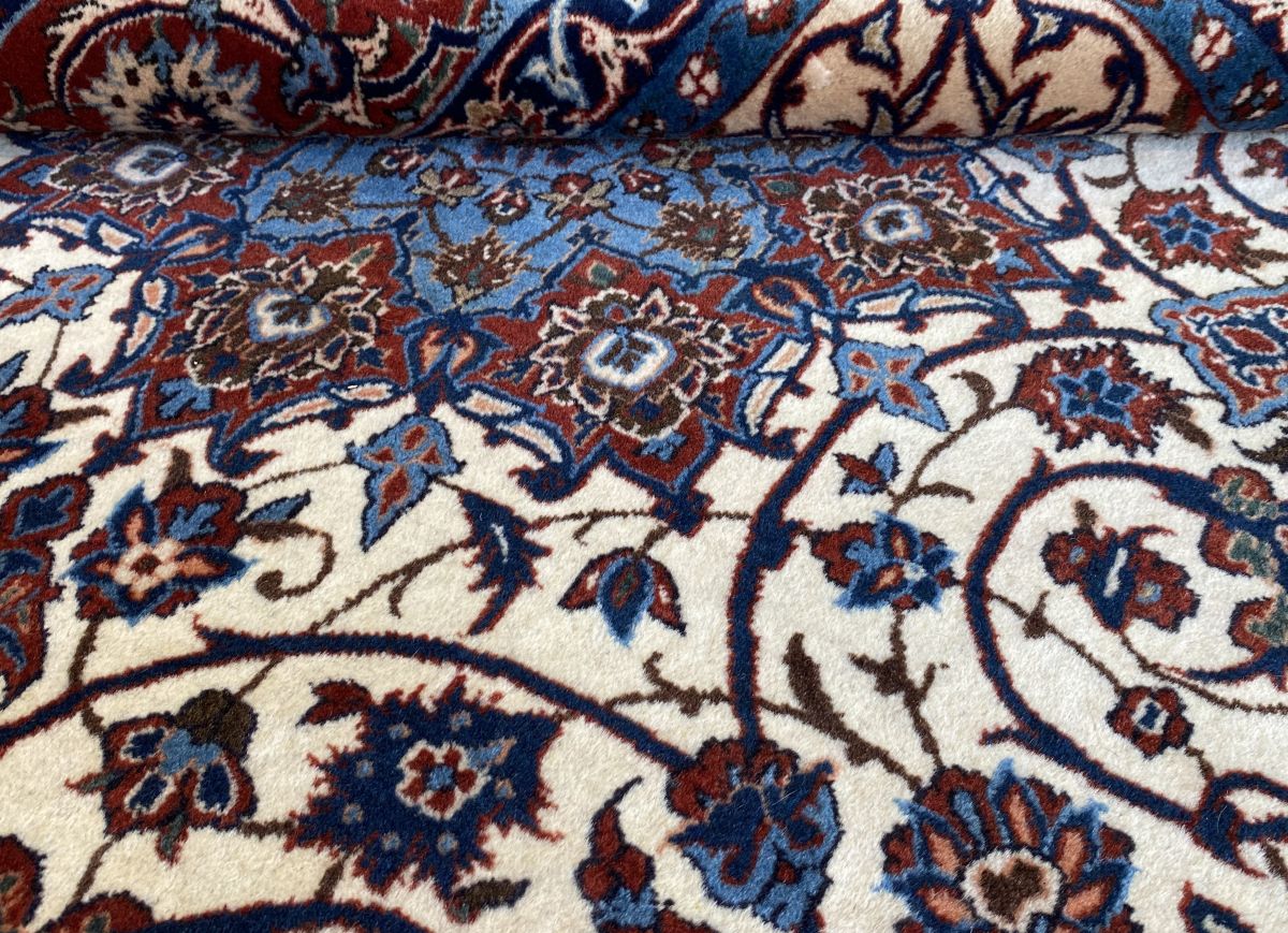 Fine Hand-Knotted Persian Isfahan Carpet