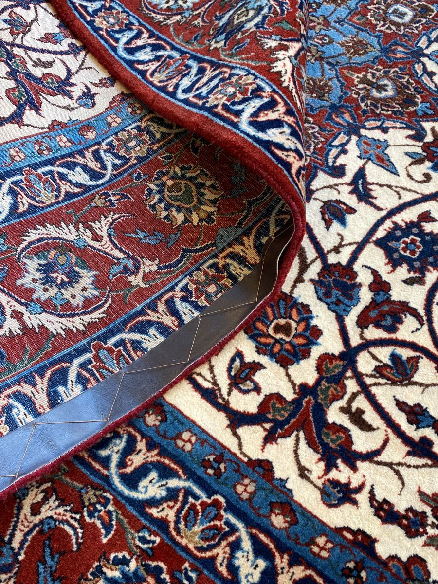 Fine Hand-Knotted Persian Isfahan Carpet