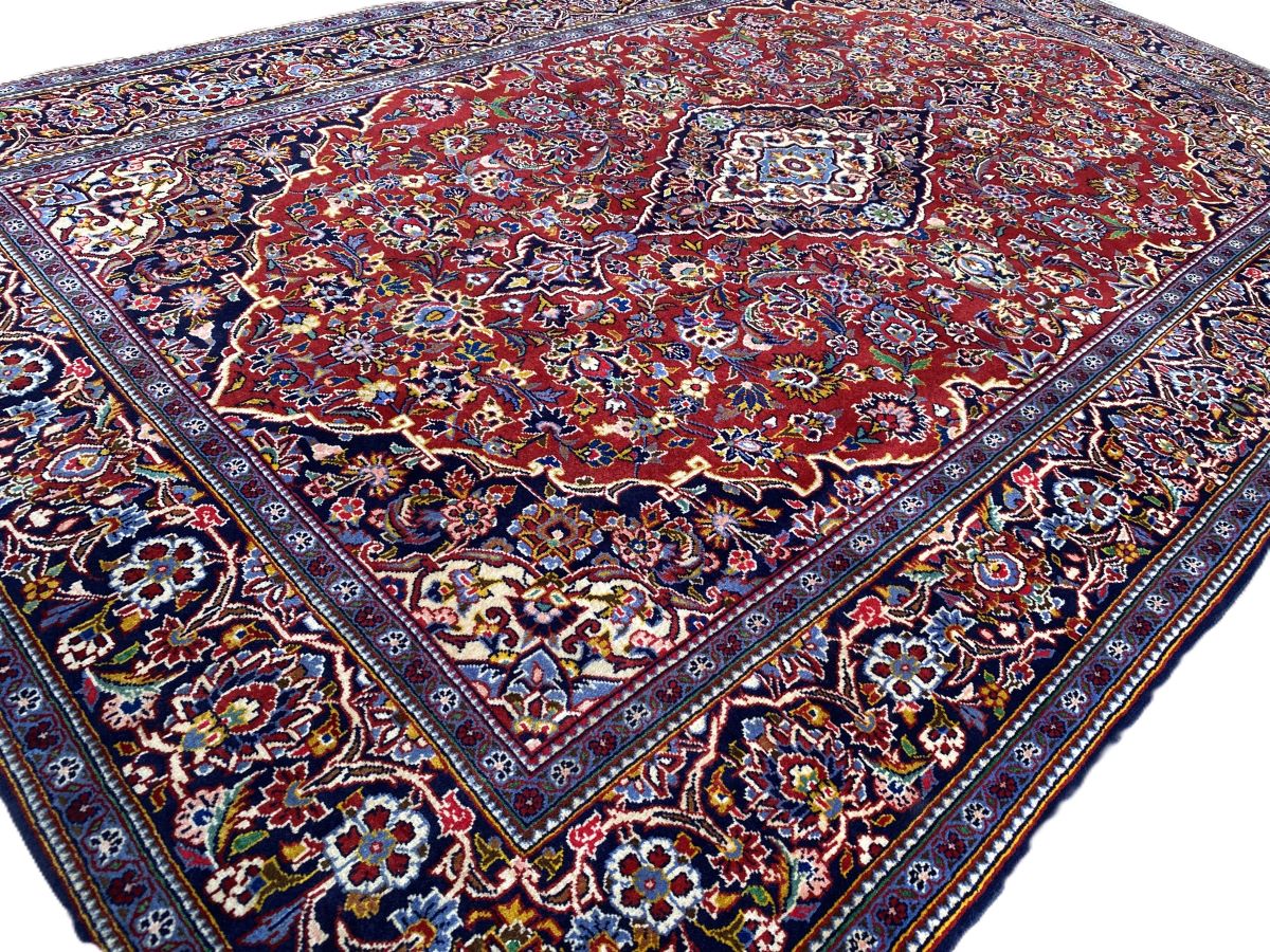 Fine Hand-Knotted Persian Kashan Carpet