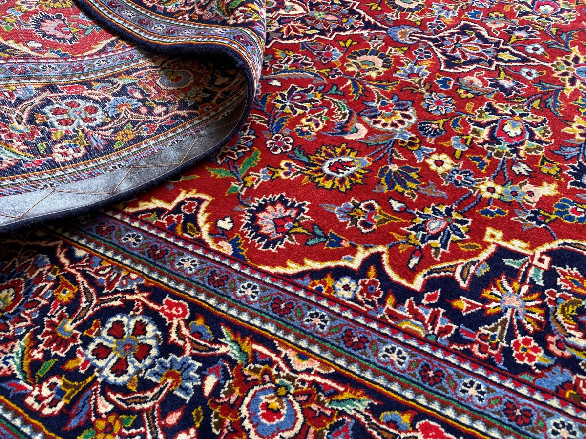 Fine Hand-Knotted Persian Kashan Carpet