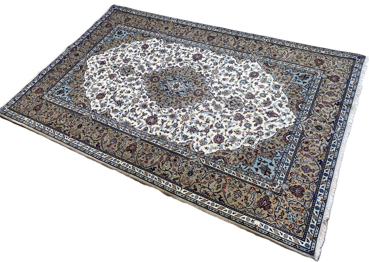 Fine Hand-Knotted Persian Kashan Carpet