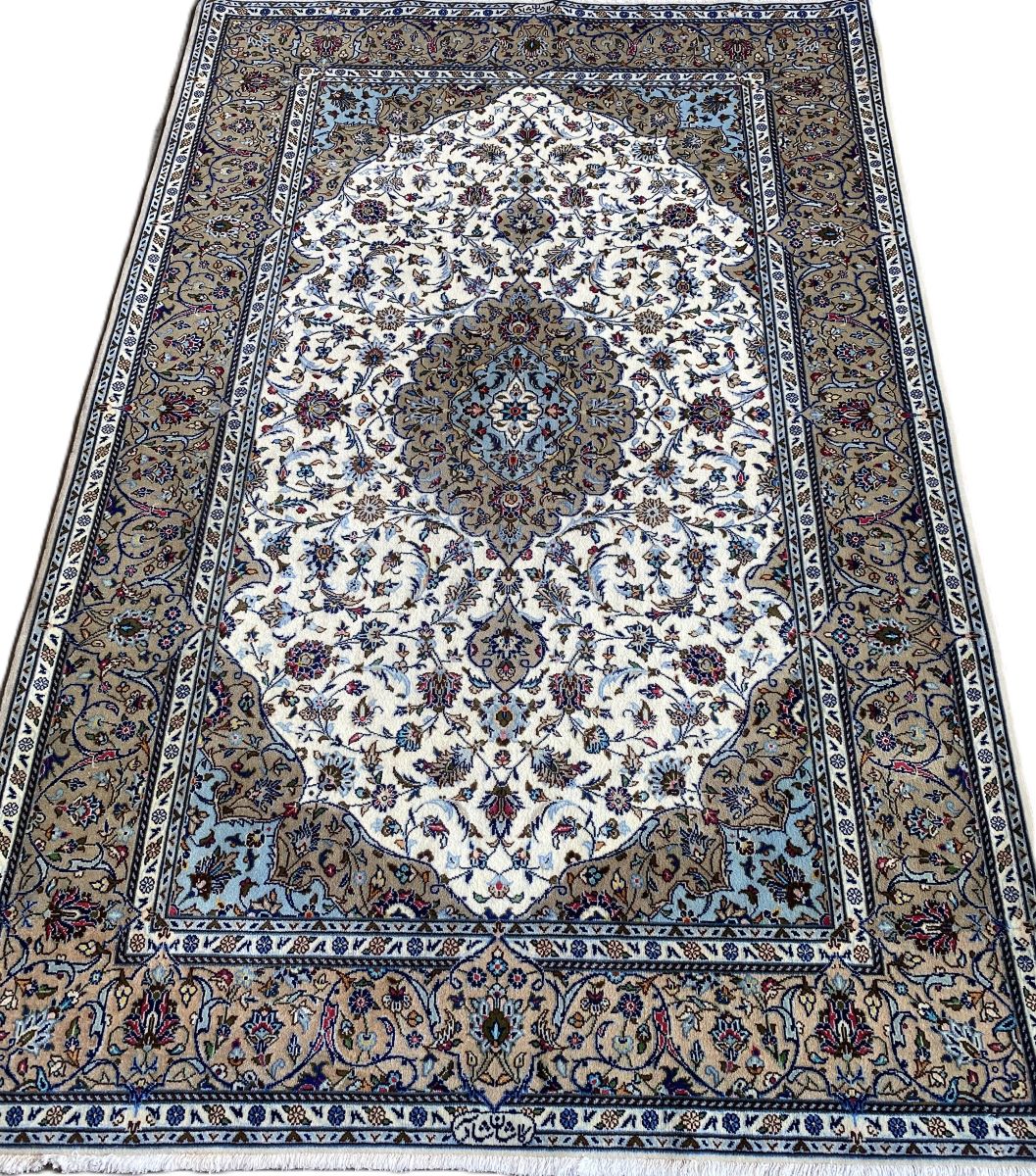 Fine Hand-Knotted Persian Kashan Carpet