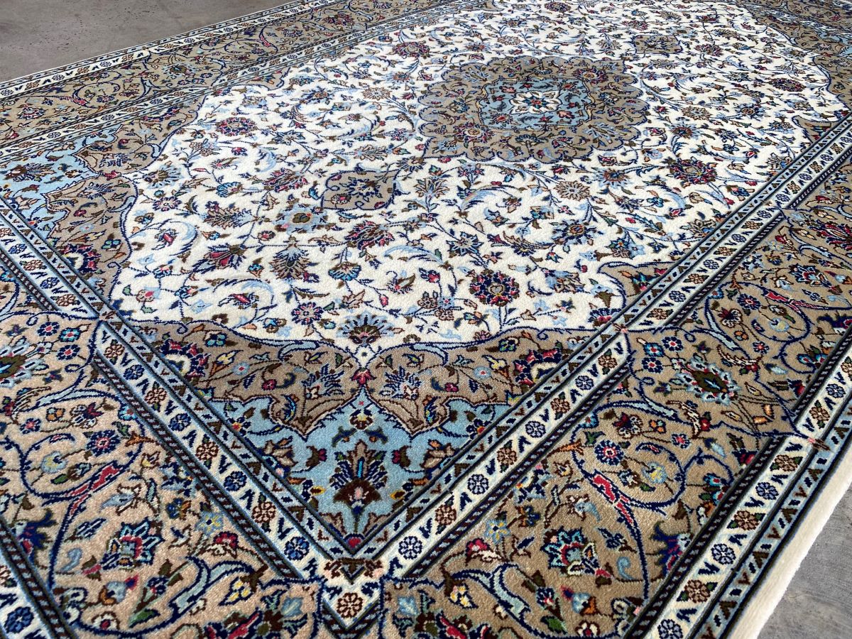 Fine Hand-Knotted Persian Kashan Carpet
