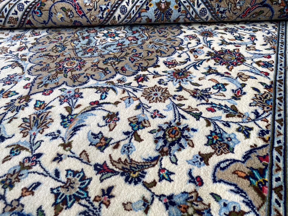 Fine Hand-Knotted Persian Kashan Carpet
