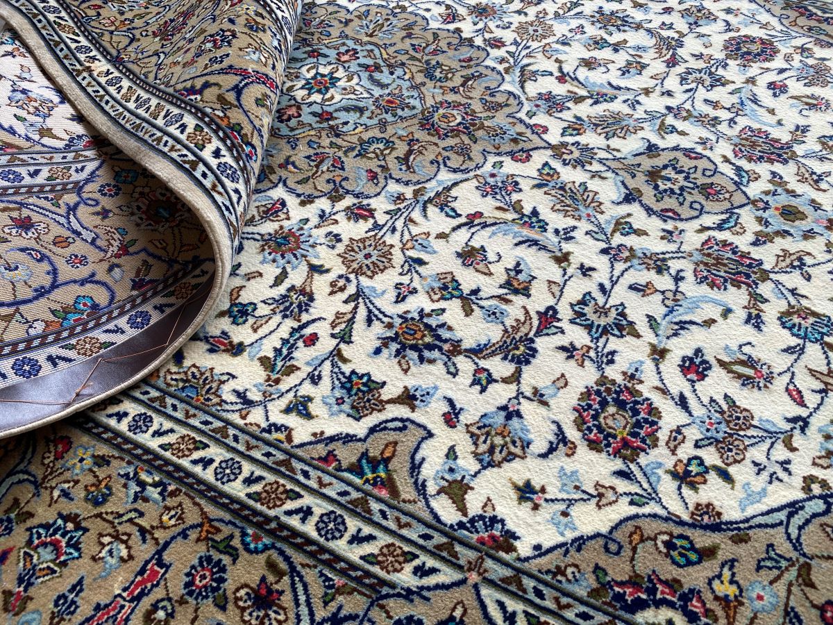 Fine Hand-Knotted Persian Kashan Carpet