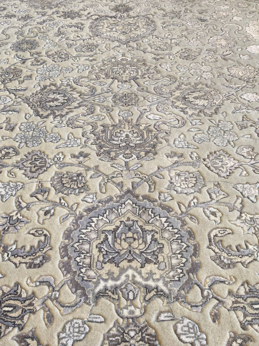 Fine Hand-Woven Persian Kashan Design Carpet