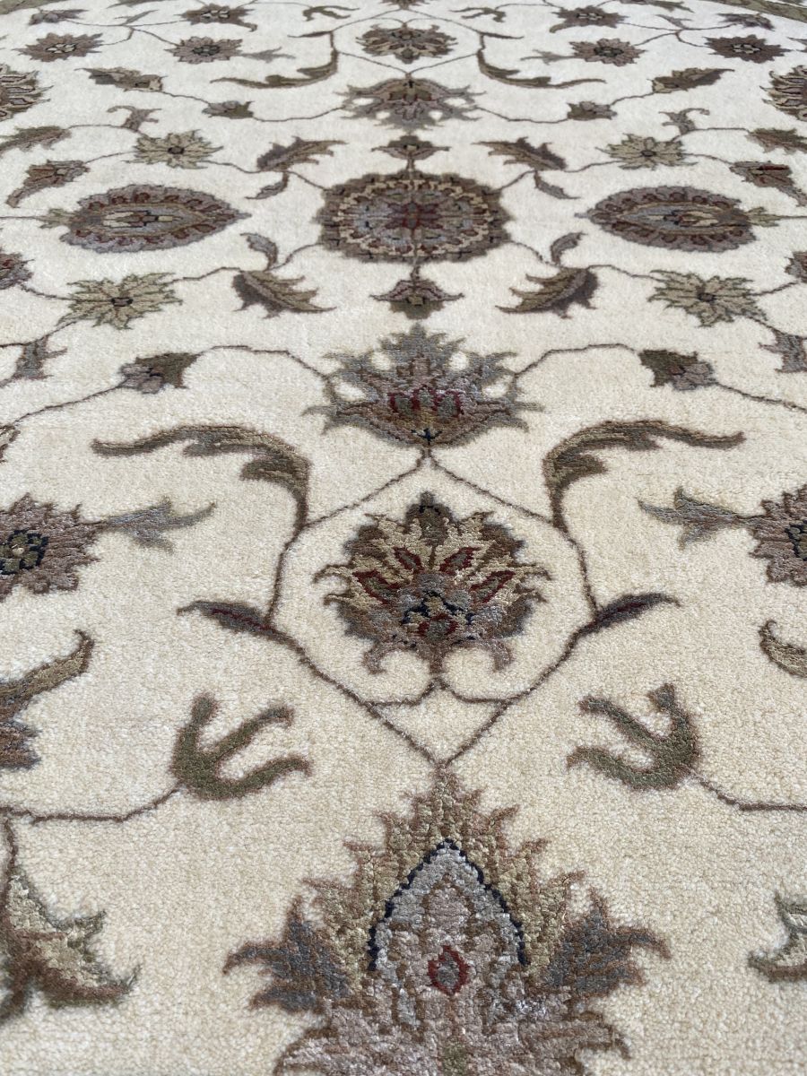 Fine Hand-Woven Persian Tabriz Design Carpet