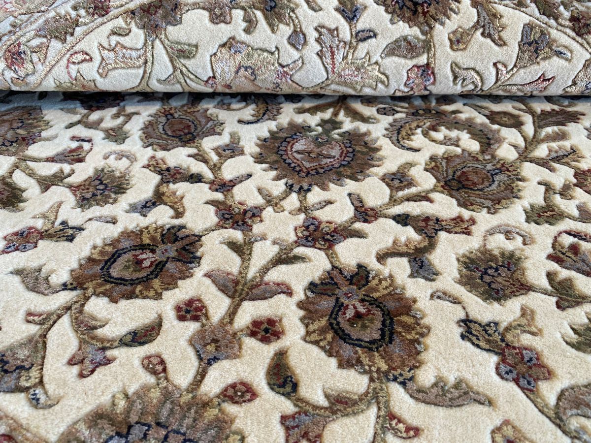 Fine Hand-Woven Persian Tabriz Design Carpet
