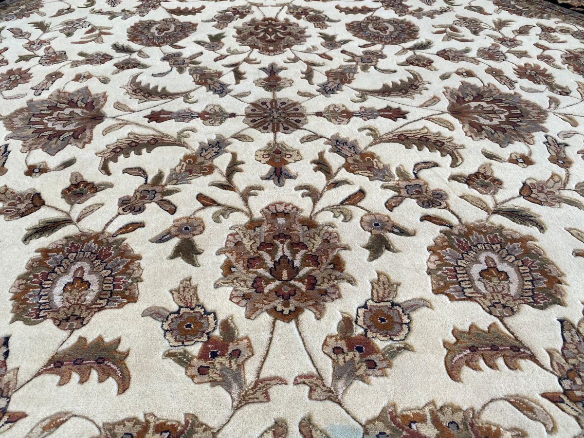 Fine Hand-Woven Persian Tabriz Design Carpet