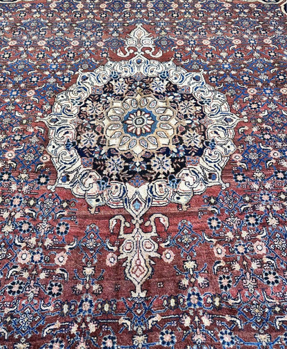 Fine Hand-Knotted Persian Bidjar Carpet