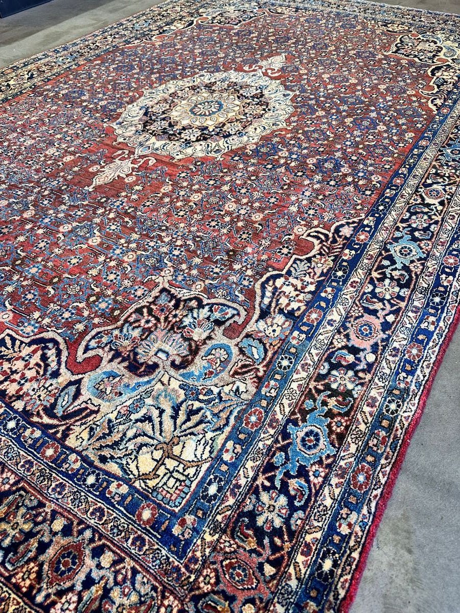 Fine Hand-Knotted Persian Bidjar Carpet