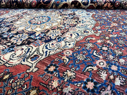 Fine Hand-Knotted Persian Bidjar Carpet