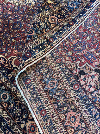 Fine Hand-Knotted Persian Bidjar Carpet