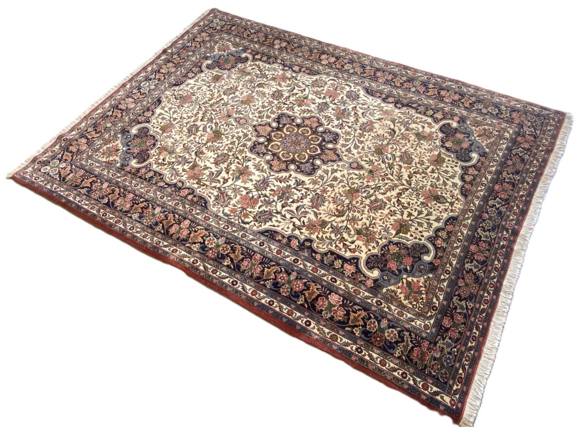 Fine Hand-Knotted Persian Bidjar Carpet
