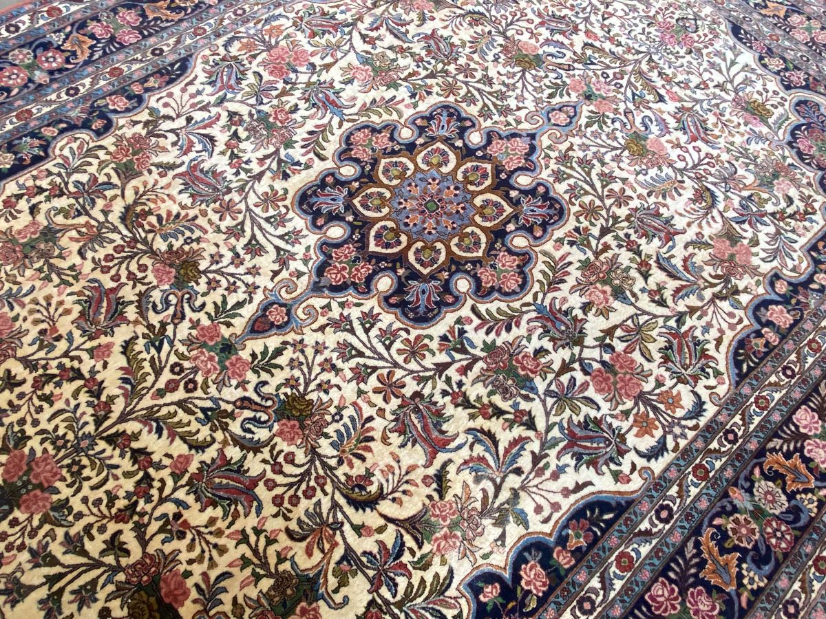 Fine Hand-Knotted Persian Bidjar Carpet