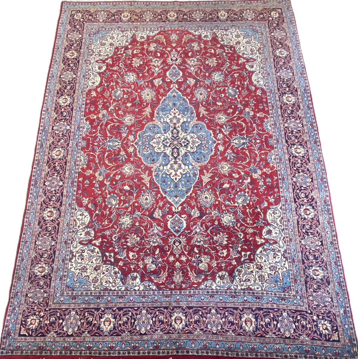 Fine Hand-Knotted Persian Sarouq Carpet