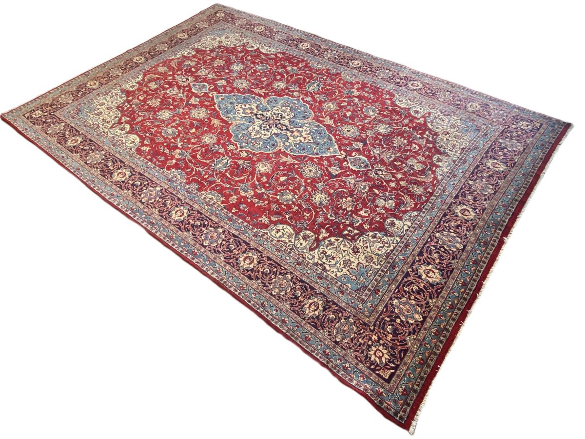 Fine Hand-Knotted Persian Sarouq Carpet