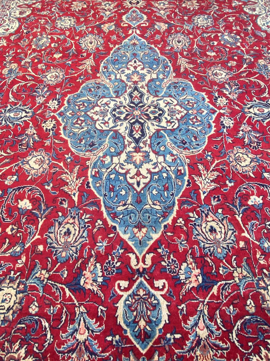 Fine Hand-Knotted Persian Sarouq Carpet