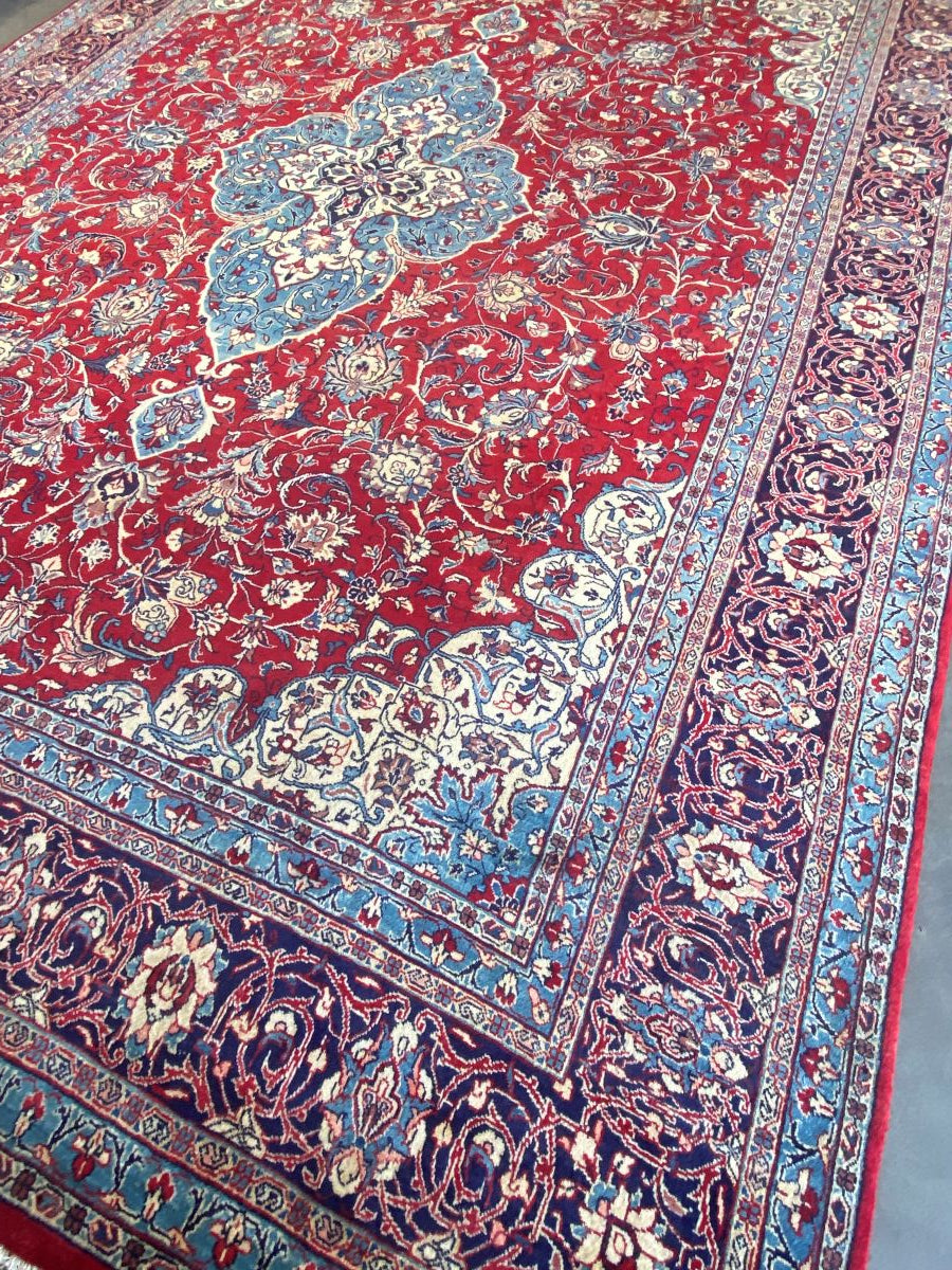 Fine Hand-Knotted Persian Sarouq Carpet