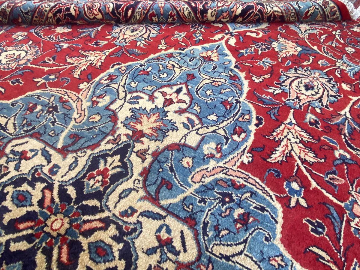 Fine Hand-Knotted Persian Sarouq Carpet