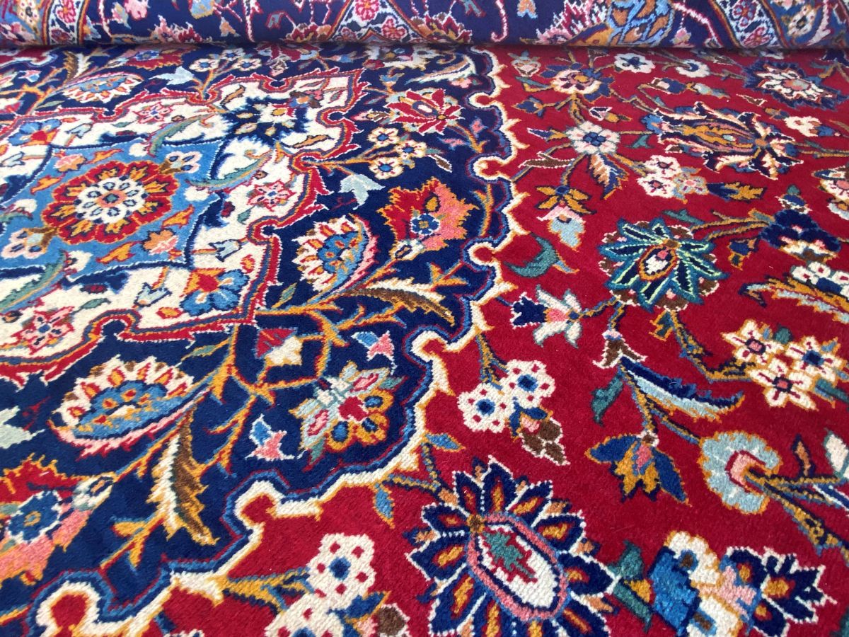 Fine Hand-Knotted Persian Kashan Carpet