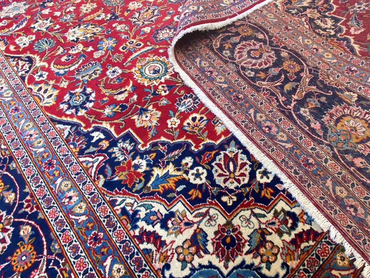 Fine Hand-Knotted Persian Kashan Carpet